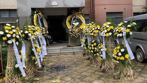 网红爆料被寄花圈视频在线观看  第2张